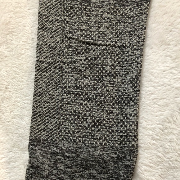 Light grey stretchy sport Women’s leggings with different textures one size - Picture 5 of 10